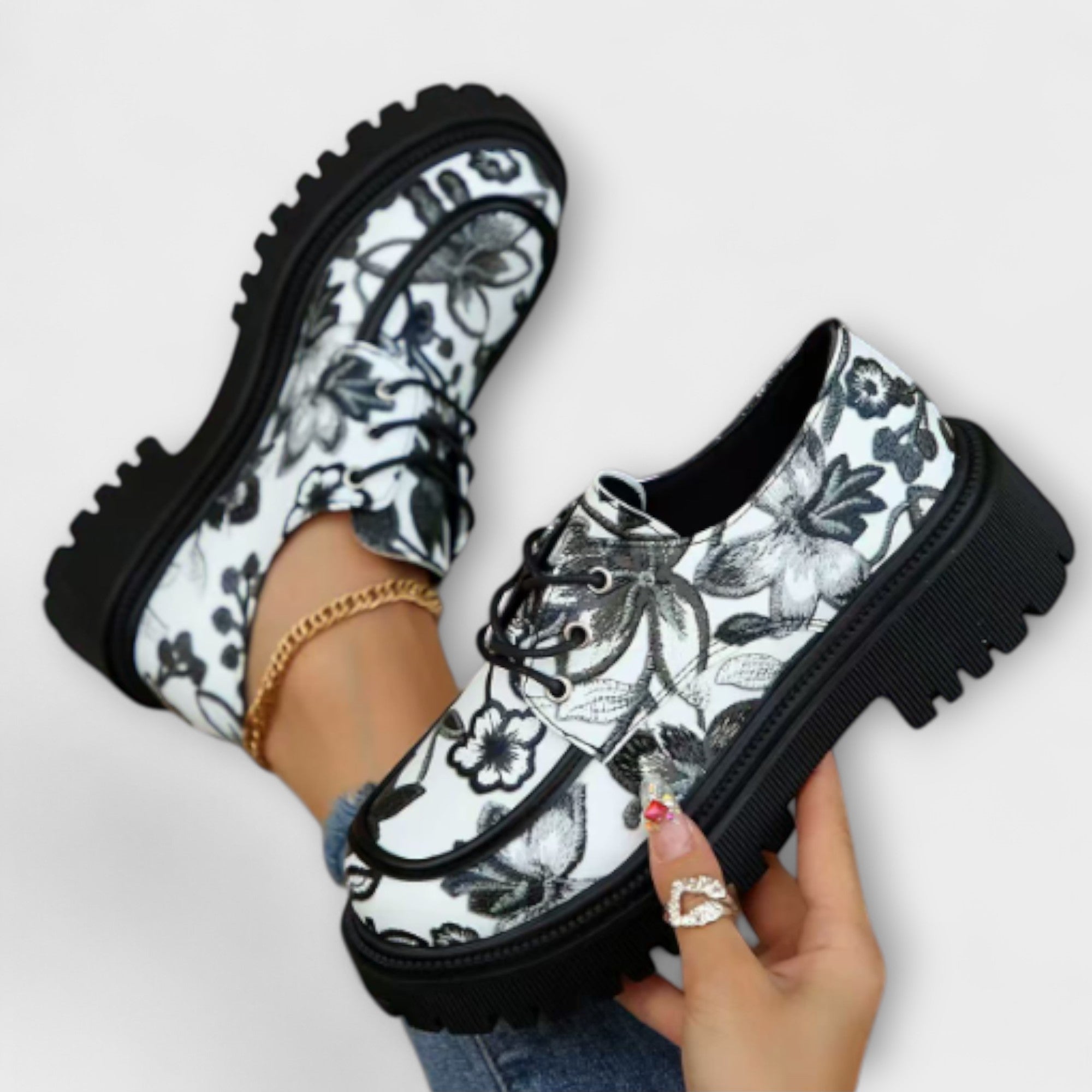 Sieglinde - Retro-Mokassins mit Blumenmuster