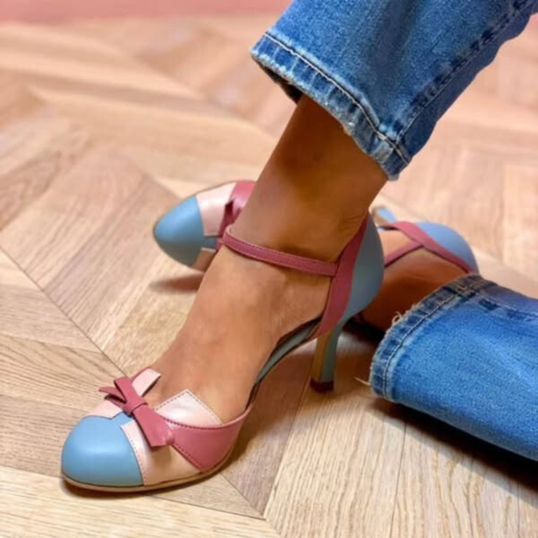 Sandfarbene, elegante Pumps im Colorblock-Stil