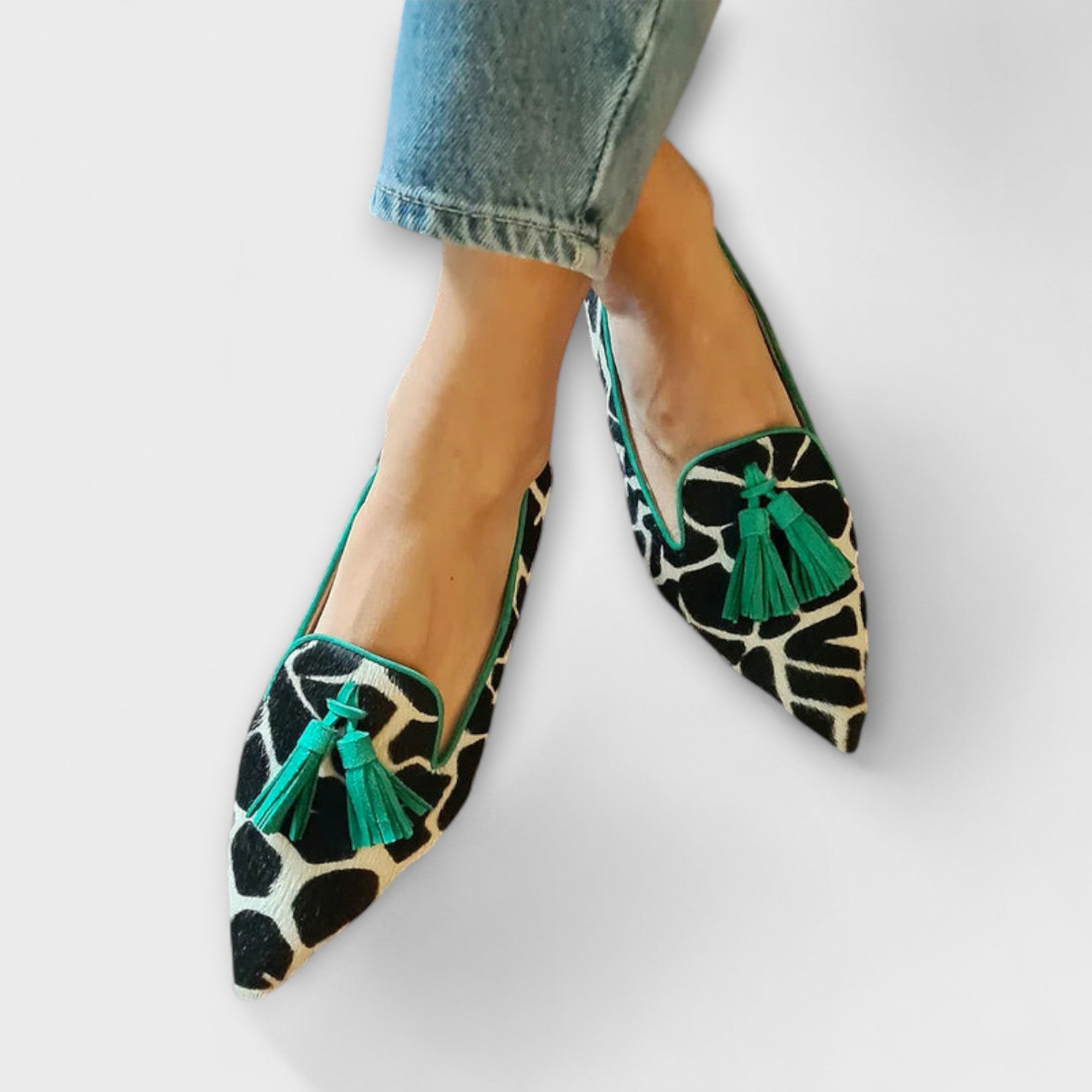 Juliane - Hausschuhe mit Leopardenmuster und Bommeln