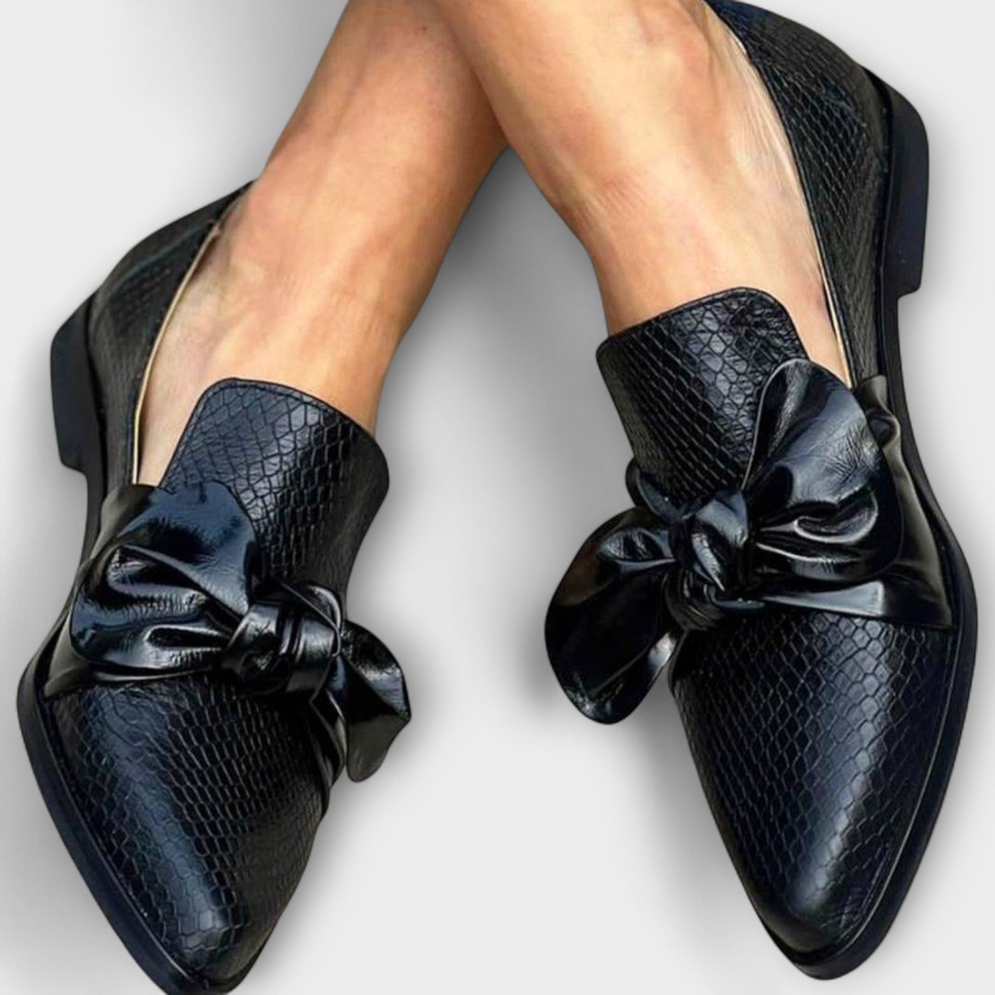 Klara - spitze Loafer mit Schleife im Schlangenmuster