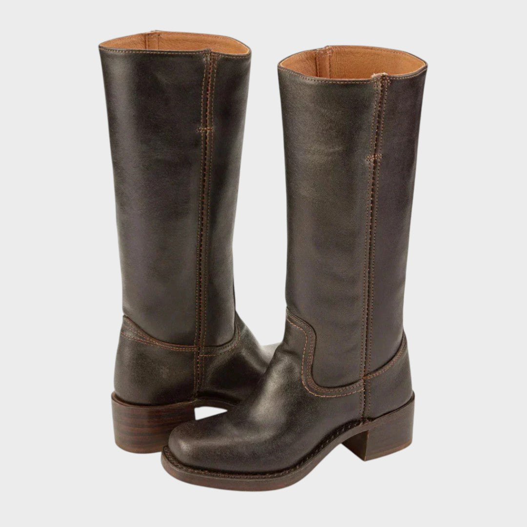 Klassischer Reitstiefel mit hohem Schaft