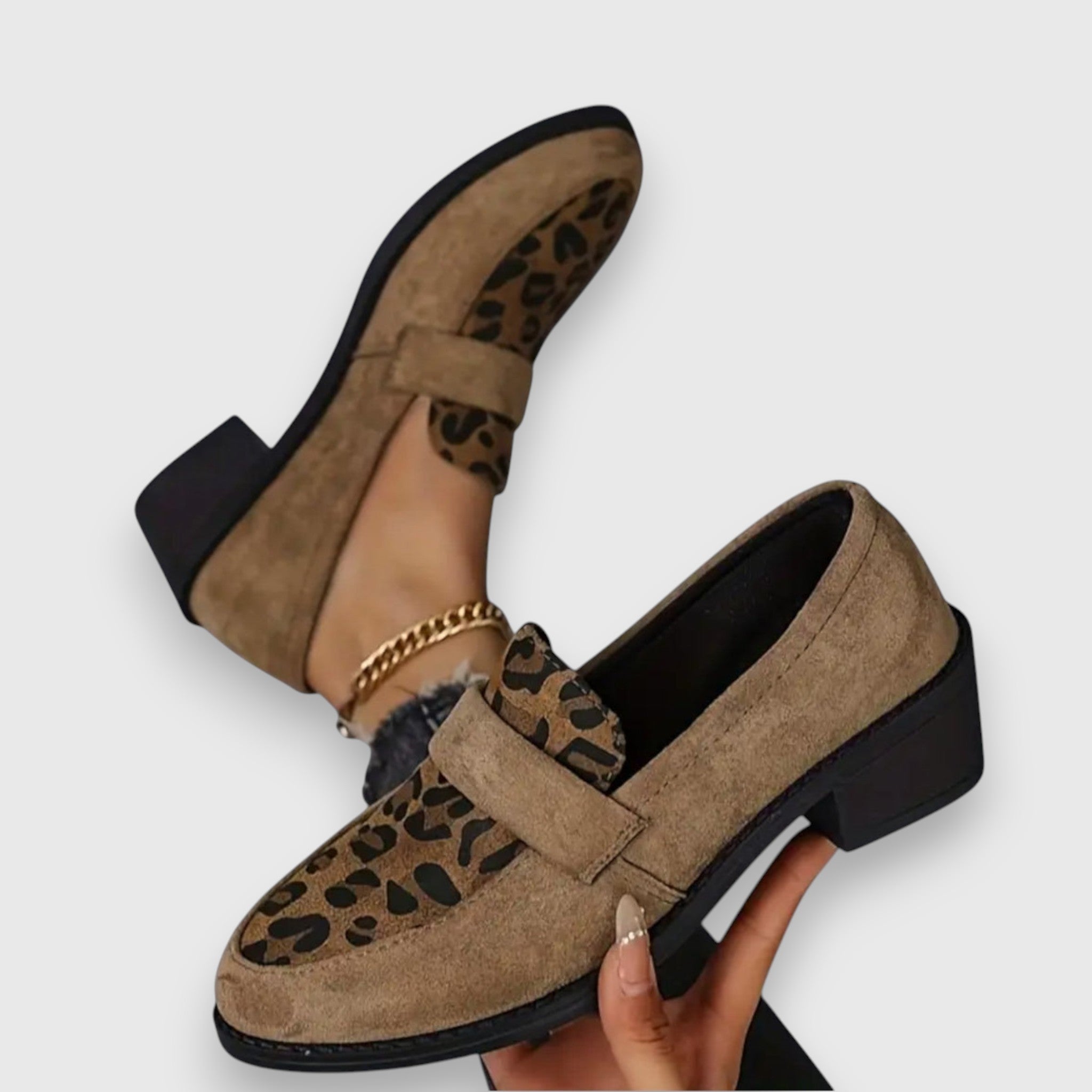 Brunhild - Bequeme Hausschuhe mit Leopardenmuster