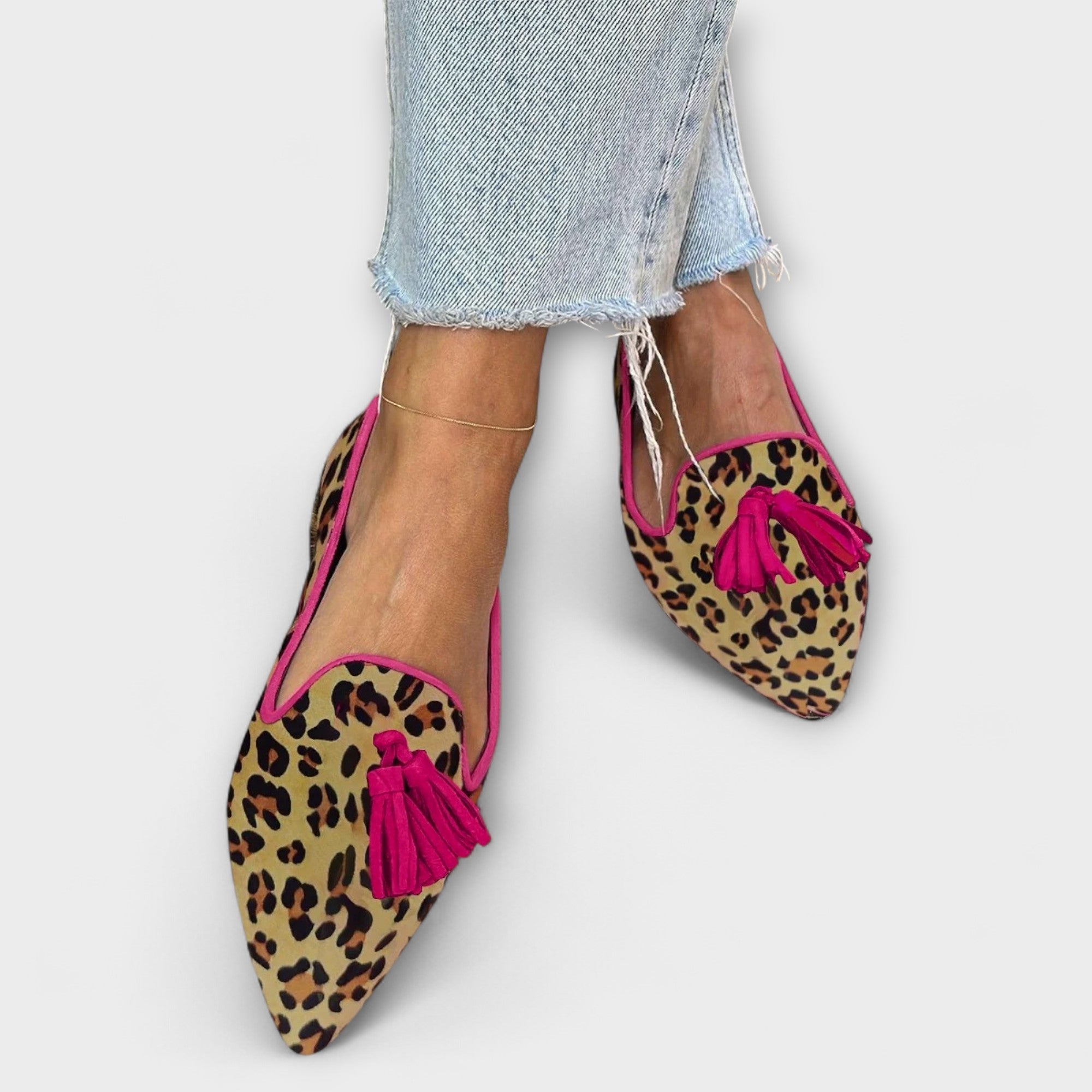 Berta - Hausschuhe mit Leopardenmuster und Bommeln