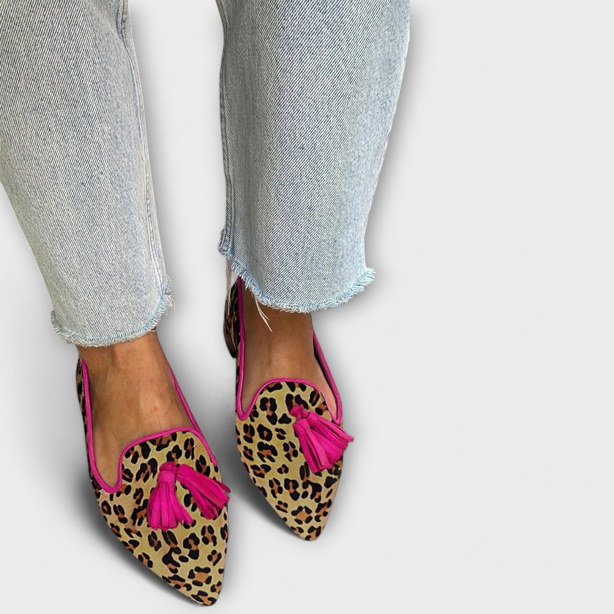 Berta - Hausschuhe mit Leopardenmuster und Bommeln