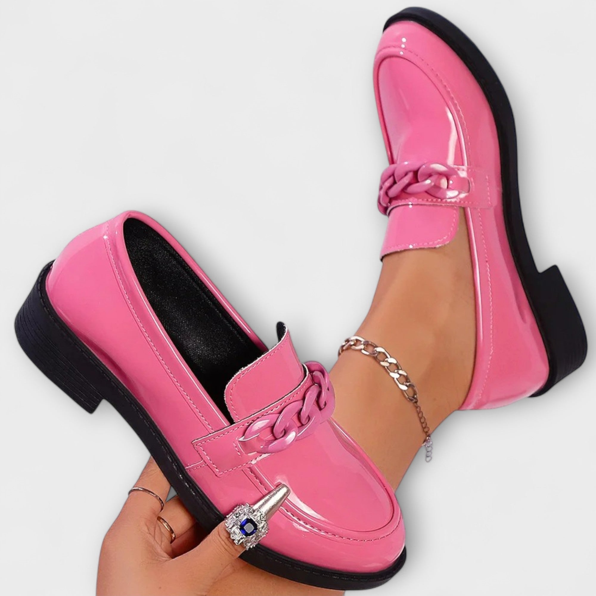 Liesel - Rosa Lackleder-Loafer mit Kette