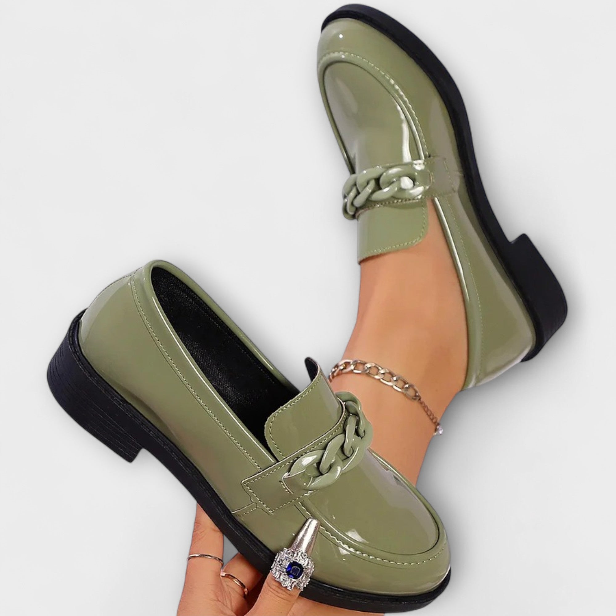 Liesel - Rosa Lackleder-Loafer mit Kette