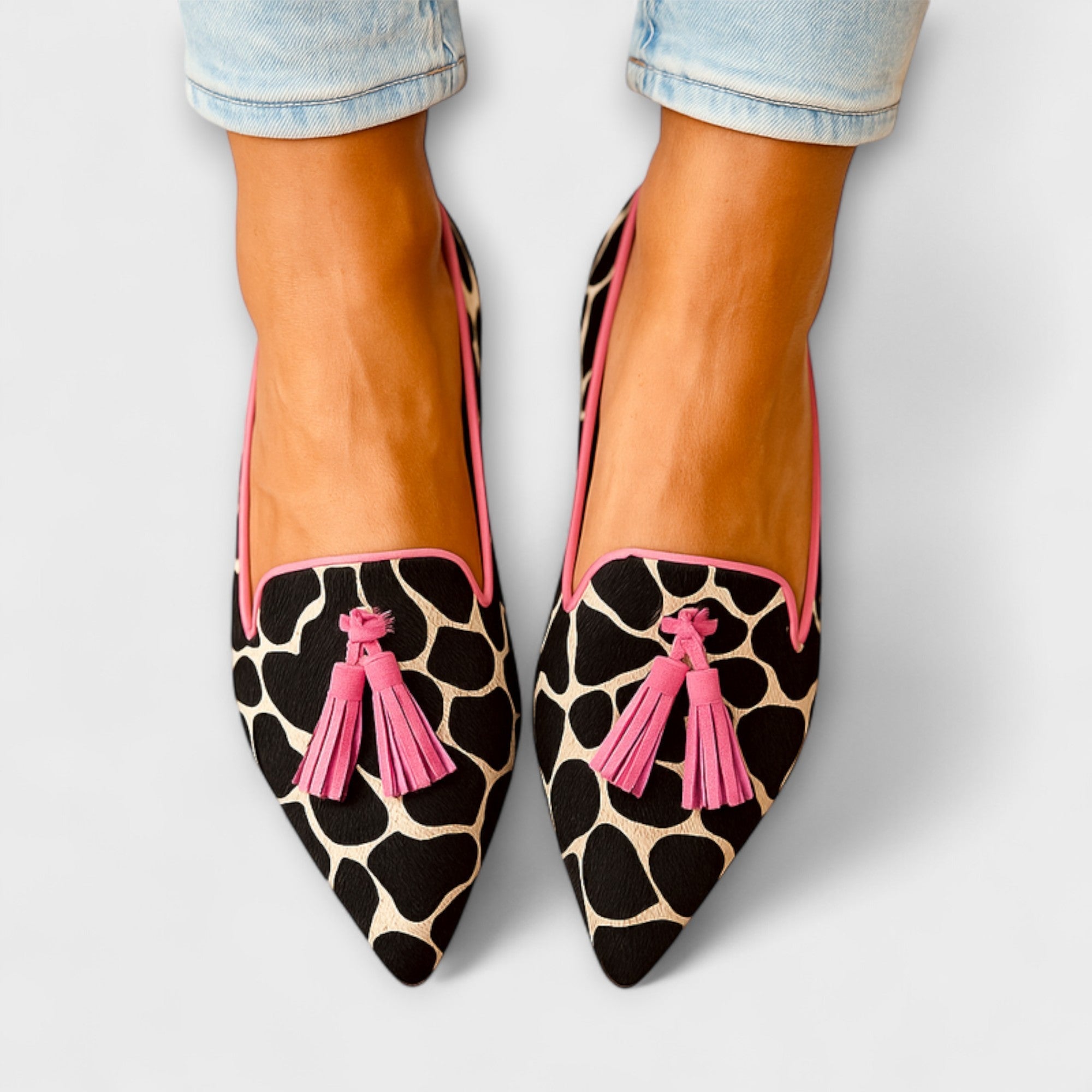 Juliane - Hausschuhe mit Leopardenmuster und Bommeln