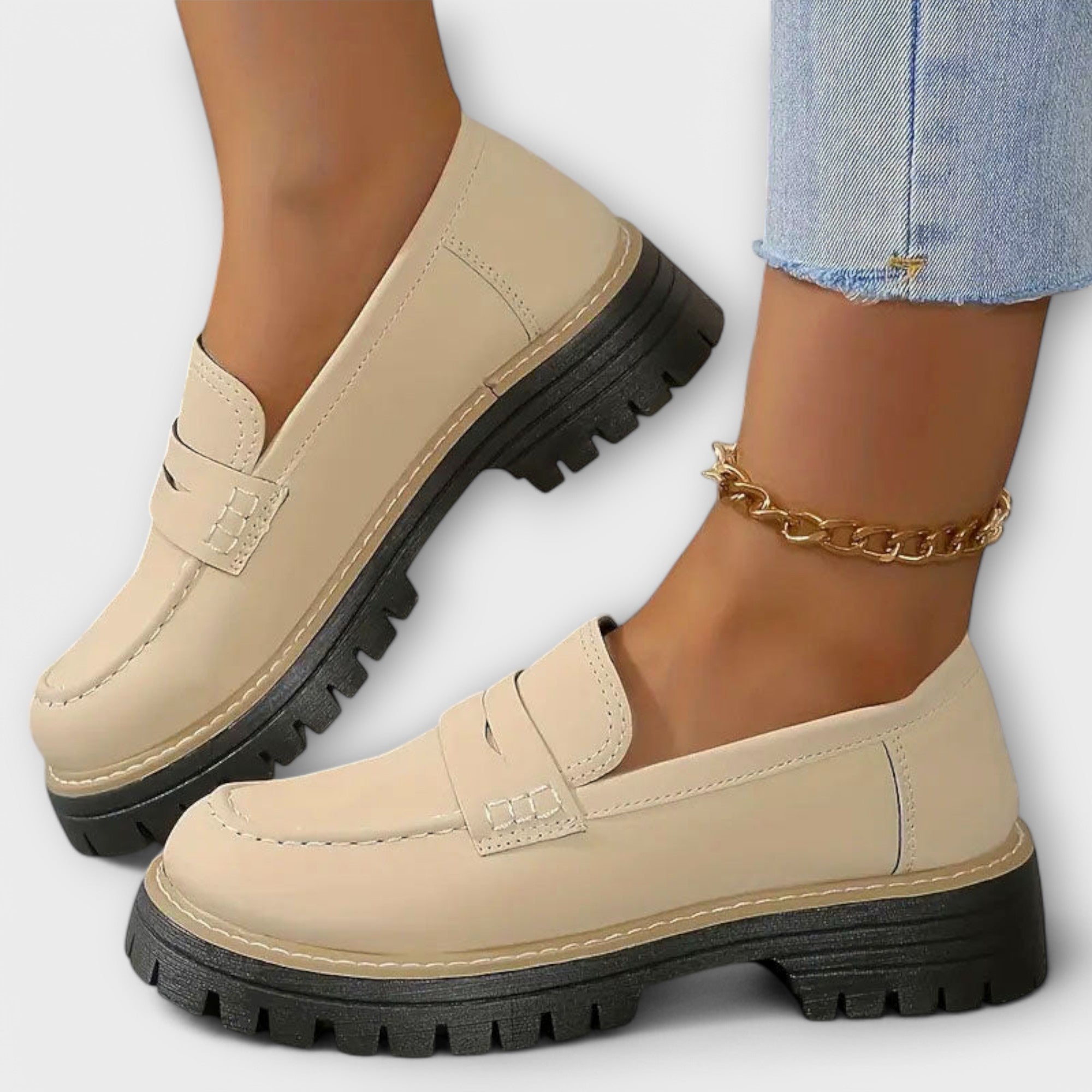 Adelgunde - Schwarze Plateau-Loafer mit Kette
